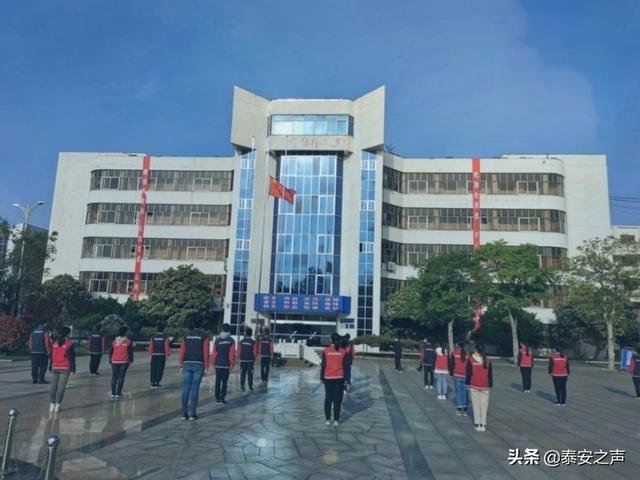 开学复课后，泰安一中高三学子迎来首个升旗仪式